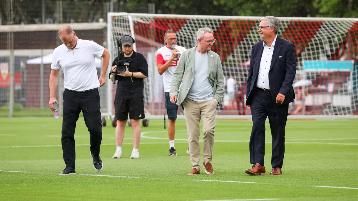 VfB Stuttgart Trainingsauftakt: 2026.07.16, Deutschland, Stuttgart, Fußball VfB Stuttgart Trainingsauftakt, v.l. Vorstand Fabian Wohlgemuth, Vorstand Alexander Wehrle, VfB Präsident Dietmar Allgaier *** July 16, 2026, Germany, Stuttgart, Soccer: VfB Stuttgart Kicks Off Training Season from left: Fabian Wohlgemuth, Director of Sports Alexander Wehrle, Board Member Dietmar Allgaier, VfB President