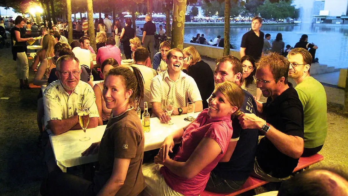 Bšblingen, Unterer See, FressgŠssle: Hocker unter Platanen.
Feste;