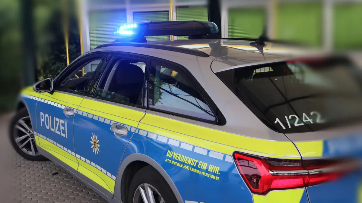 Polizeiauto vom Polizeirevier Backnang mit Blaulicht in Weissach im Tal