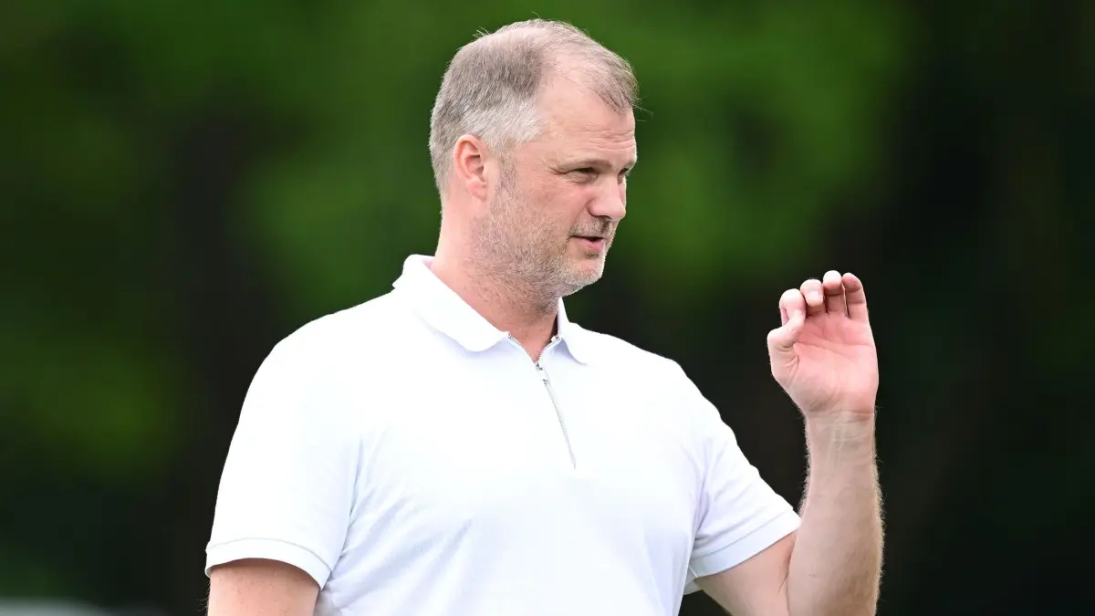 Fußball: Bundesliga, Trainingsauftakt des VfB Stuttgart: 16.07.2026, Baden-Württemberg, Stuttgart: Fußball: Bundesliga, Trainingsauftakt des VfB Stuttgart: VfB Sportvorstand Fabian Wohlgemuth gestikuliert. Foto: Bernd Weißbrod/dpa +++ dpa-Bildfunk +++