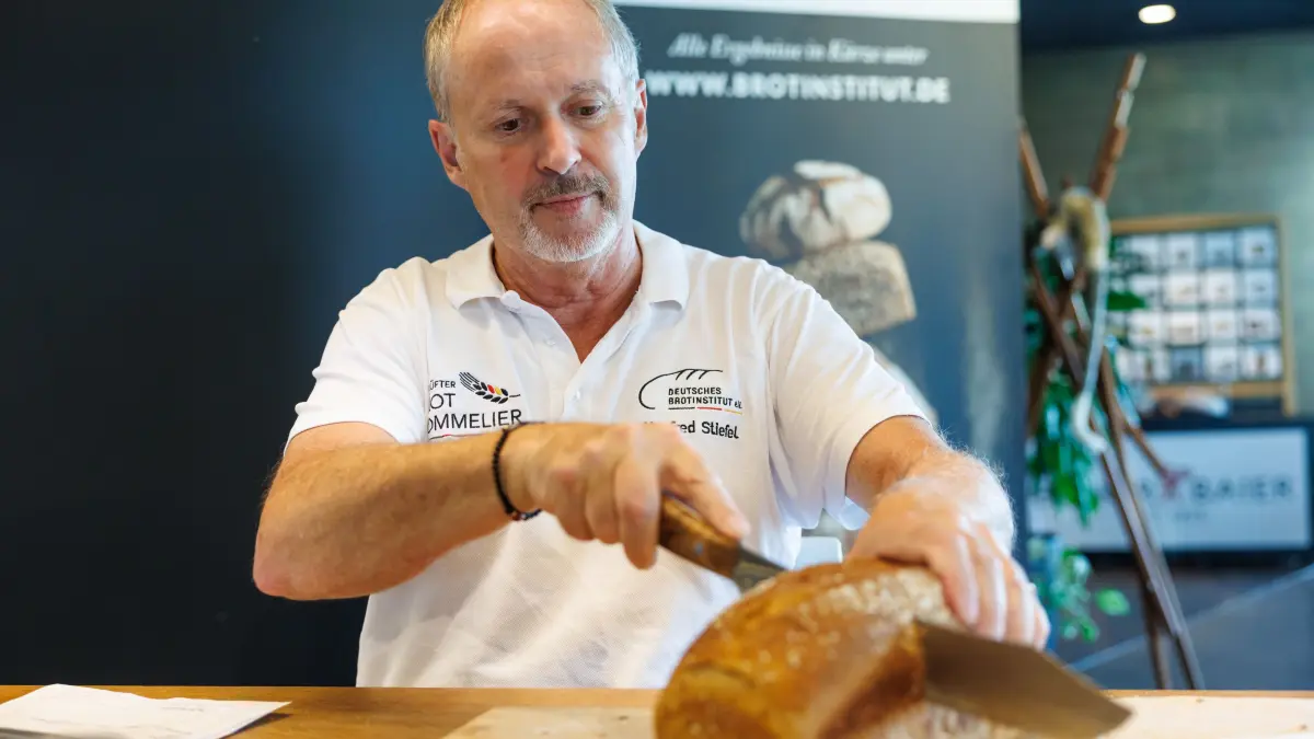 Brotprüfung der Bäckerinnung: Gültstein, Brot, Brötchen, Test, Prüfung, Bäcker, Bäckerei, Semmel, Breze, Tester, Manfred Stiefel, Bewertung