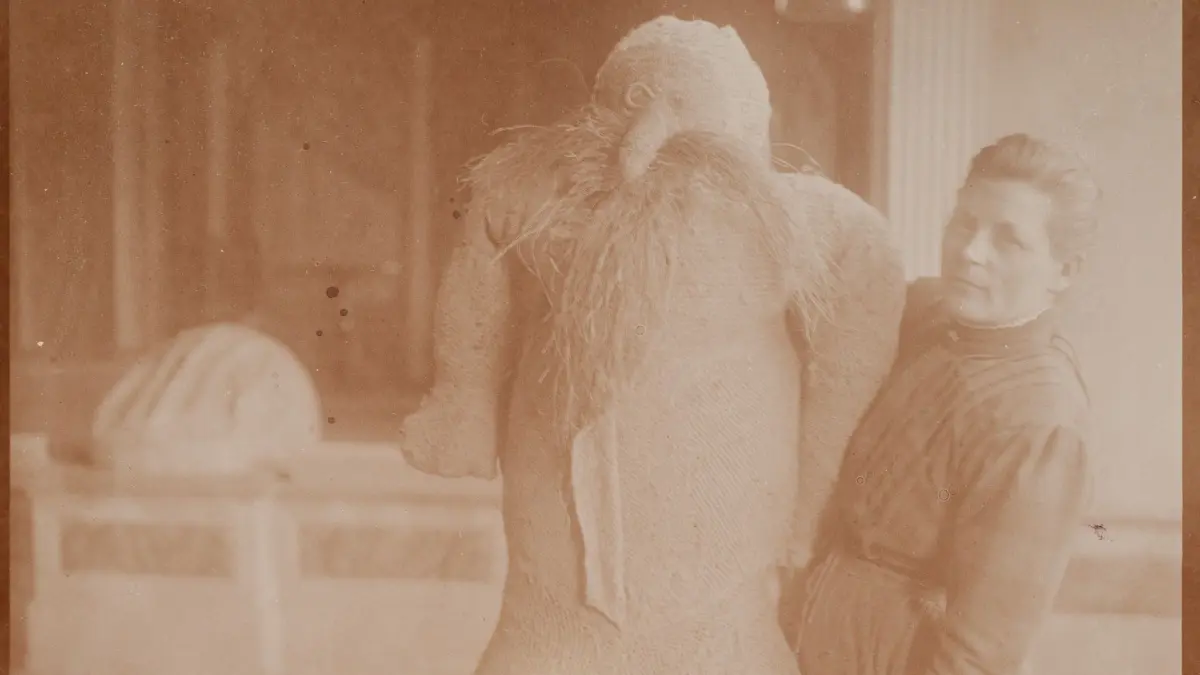 Katharina Detzel mit ihrer Stoffpuppe, die sie um 1914 in der Anstalt Klingenmünster fertigte.