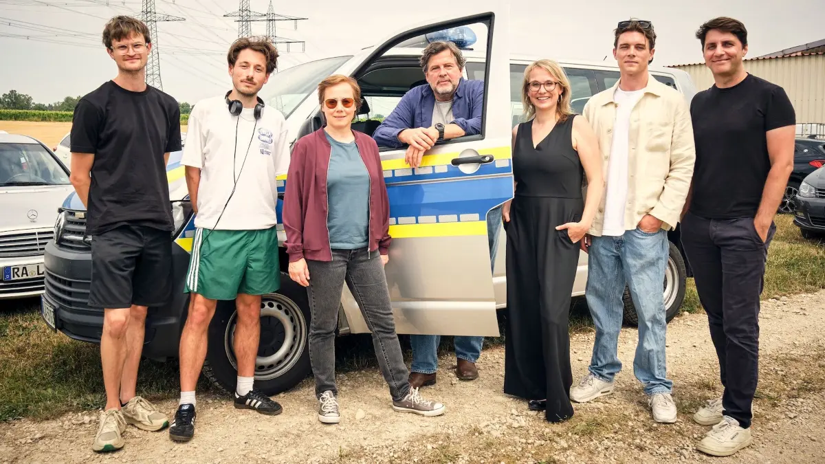 Drehstart für den „Tatort – Freund und Feind“ (AT): Kameramann Nico Schrenk, Regisseur und Koautor Simon Schneckenburger, Eva Löbau, Hans-Jochen Wagner, SWR Redakteurin Franziska Specht sowie Produzent Gerrit Klein und Producer Philipp Reuter von der Giganten Film