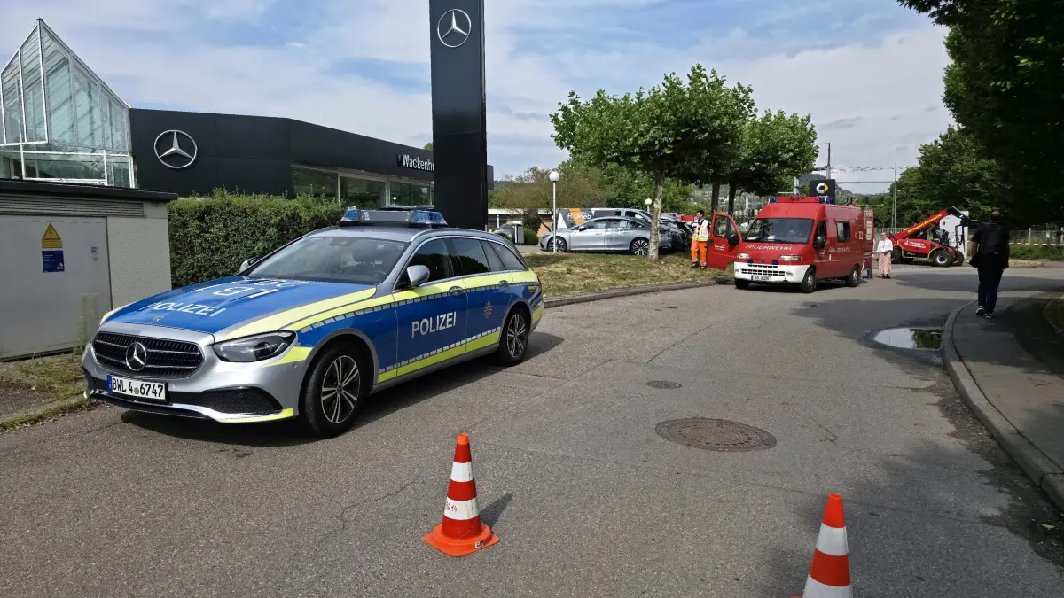 Herrenberg-Gueltstein: Grosser Gefahrguteinsatz weit ueber 100 Einsatzkraeft : Einsatzmeldung – Hertzstrasse, Gueltstein<br />
<br />
Die Feuerwehr Herrenberg wurde heute gegen 16:00 Uhr zunaechst zu einer unklaren Geruchsbelaestigung in das Industriegebiet Gueltstein alarmiert. Vor Ort wurde in einem chemieverarbeitenden Betrieb eine Rauchentwicklung sowie eine starke Geruchsbelaestigung festgestellt.<br />
<br />
Daraufhin wurden zahlreiche weitere Einsatzkraefte sowie weitere Feuerwehren und Hilfsorganisationen aus dem Landkreis nachalarmiert. Die Einsatzmassnahmen dauern derzeit.<br />
<br />
Warnung fuer die Bevoelkerung<br />
<br />
Fuer den gesamten Ortsteil Gueltstein wurde eine Warnmeldung ueber die Warn-Apps NINA und KATWARN ausgeloest.<br />
<br />
Bitte beachten Sie folgende Vorsichtsmassnahmen:<br />
* Halten Sie Fenster und Tueren geschlossen.<br />
* Schalten Sie Klima- und Lueftungsanlagen aus – auch in Fahrzeugen.<br />
* Vermeiden Sie Aufenthalte im Freien.<br />
* Meiden Sie den Einsatzbereich und halten Sie die Zufahrtswege fuer die Einsatzkraefte frei.<br />
<br />
Nach der aktuellen Einschaetzung besteht keine Gefahr fuer die Bevoelkerung. Die Massnahmen erfolgen vorsorglich.
