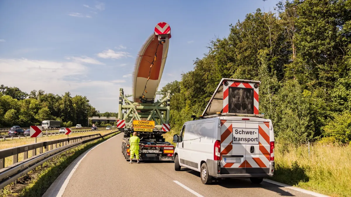 Aufgrund eines technischen Defekts an einem etwa 90 Meter langen Grossraum- und Schwertransportes kommt es aktuell zu einer Sperrung der Ueberleitung von der A8 aus Karlsruhe kommend auf die A81 in Fahrtrichtung Singen. Das Gespann, beladen mit einem Windradfluegel, ist nicht mehr fahrbereit und blockiert aufgrund seiner Laenge die gesamte Richtungsfahrbahn. Die Reparatur des sogenannten Nachlaeufers, ein Spezialanhaenger fuer uebergrosse Ladung, gestaltet sich schwierig, weshalb mit einer Freigabe der Ueberleitung voraussichtlich erst in der Nacht auf Samstag zu rechnen ist. Oertliche Umleitungshinweise sind eingerichtet. Beachten sie ebenfalls die Hinweise im Verkehrswarnfunk.