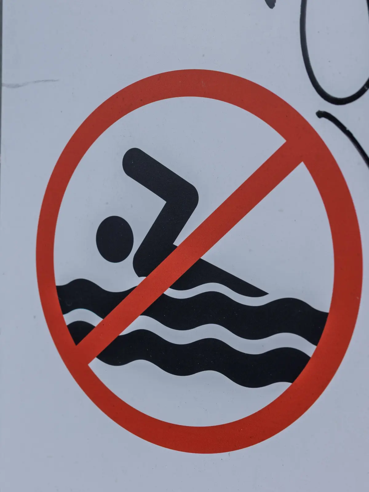 Menschen überschätzen ihre eigenen Fähigkeiten und Kräfte und schwimmen zum Beispiel zu weit raus.