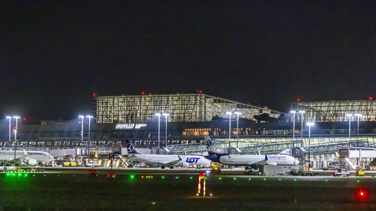 Flughafen Stuttgart am frühen Morgen. // 02.10.2025. Stuttgart, Baden-Württemberg, Deutschland *** Stuttgart Airport in the early morning 02 10 2025 Stuttgart, Baden Württemberg, Germany
