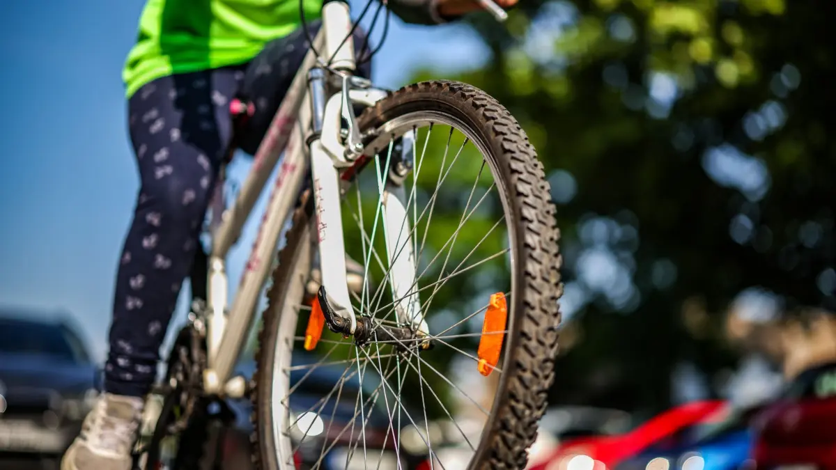 Grundschülerin fährt auf ihrem Fahrrad: ARCHIV - Auch wenn Kinder im Alter von fünf oder sechs Jahren die Gefahren im Straßenverkehr noch nicht immer richtig einschätzen können, heißt das nicht, dass sie ständig lückenlos von den Eltern beaufsichtigt werden müssen. (zu dpa: «Kind radelt gegen Auto: Wann Papa nicht zahlen muss») Foto: Christoph Reichwein/dpa/dpa-tmn - Honorarfrei nur für Bezieher des dpa-Themendienstes +++ dpa-Themendienst +++