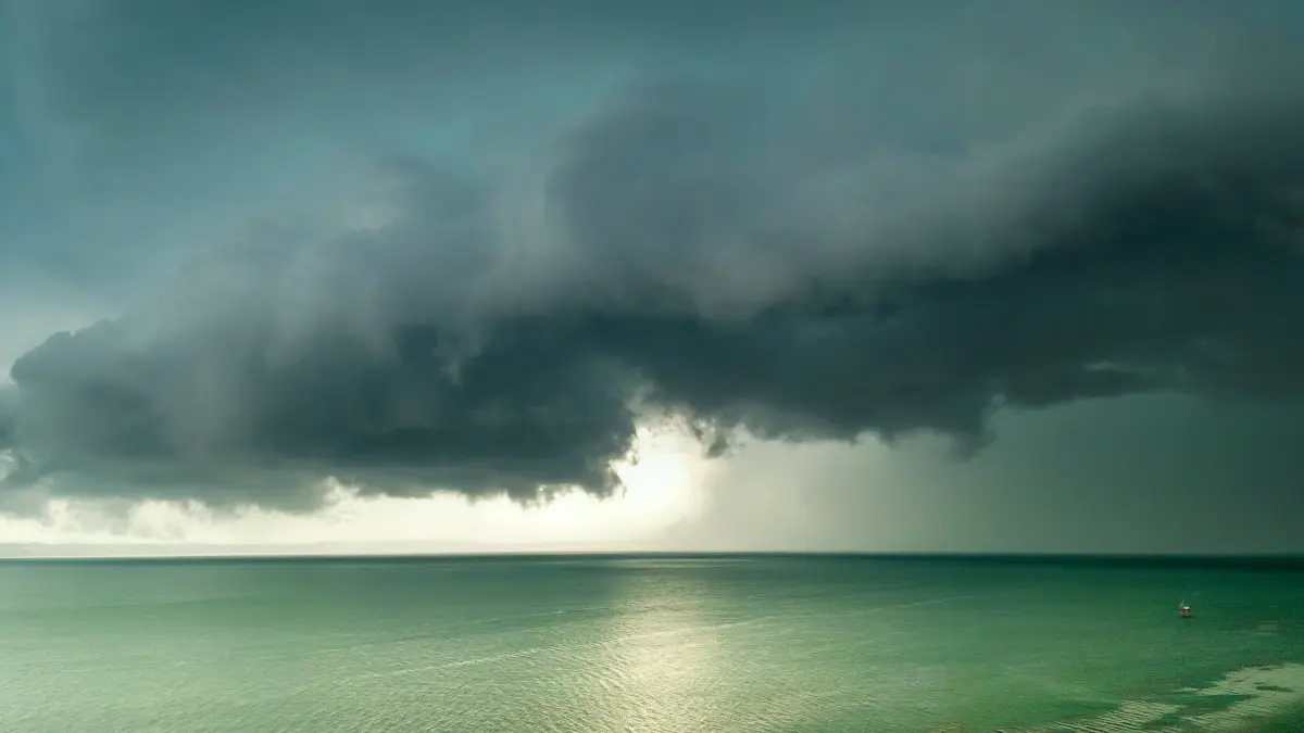 Baden bei Regen und Gewitter erhöht die Gefahr zu ertrinken.