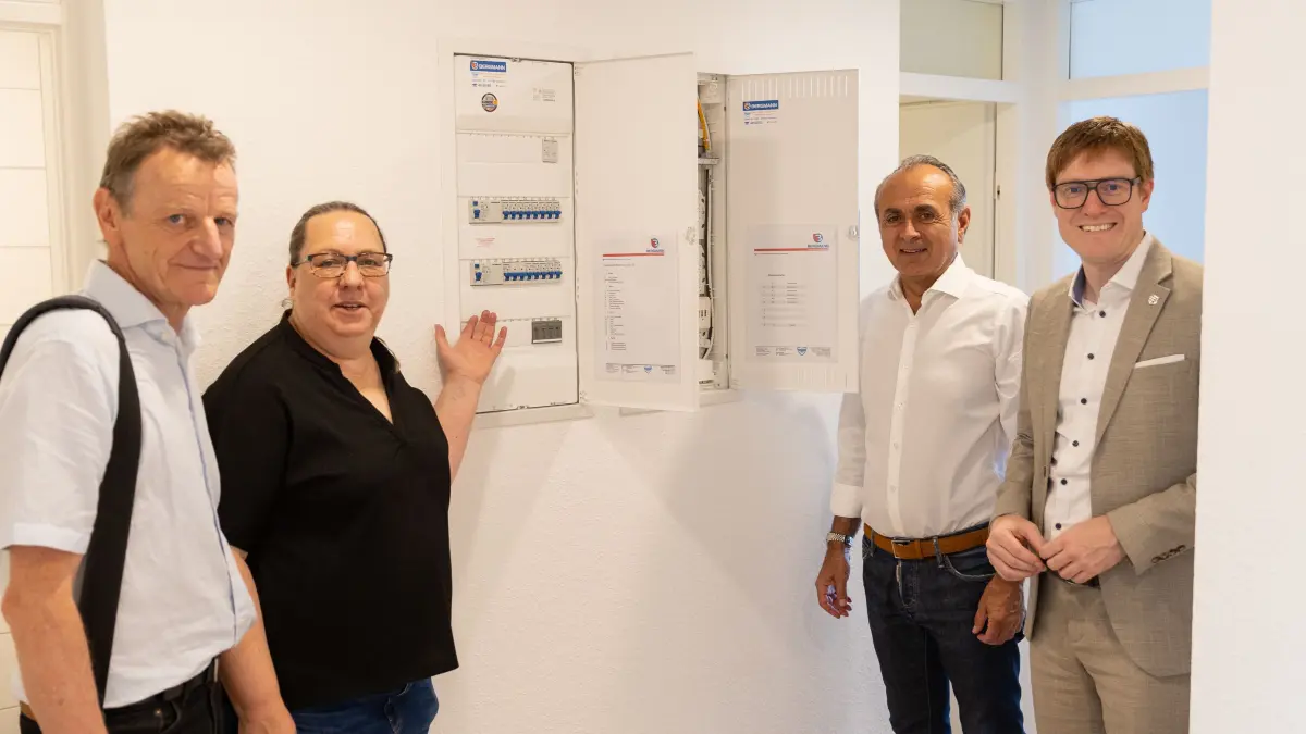 Oberbürgermeister Markus Kleemann, Geschäftsführer Georgios Tsomidis, Mieterbetreuerin Sigird Derdus und Projektleiter Peter Rey – Bild: Stadt Sindelfingen