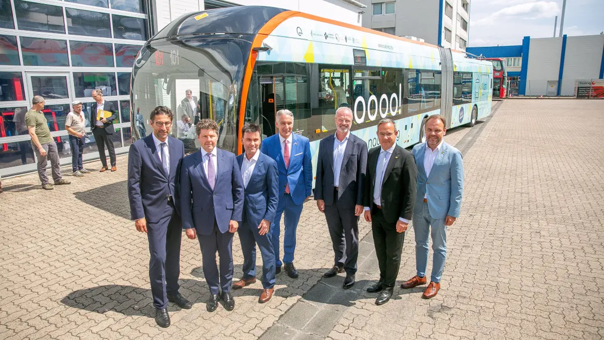 foto: Roberto Bulgrin
17. 07. 2026
Esslingen, Zukunftswerkstatt 4.0 Wolf-Hirth-Straße 6/1 , Übergabe der Oberleitungsbusse
vl: Ob Matthias Klopfer, Jiří Čistecký, Botschafter der Tschechischen Republik,
Karel Majer, BUS MOBILITY DIVISION MANAGING DIRECTOR
Jan Christopher Harder, Präsident der Region West der Škoda Group,
Joerg Steins, CEO der Eberspaecher Gruppe
Raimund Haser MdL
Buergermeister Ingo Rust