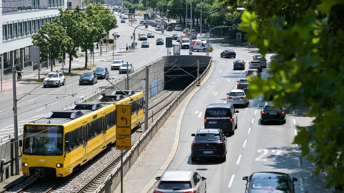 Sperrung, Heilbronnerstrasse: Stuttgart, Bis Mitte September sind die Linksabbiegespuren von der Heilbronner Straße Richtung Milaneo gesperrt