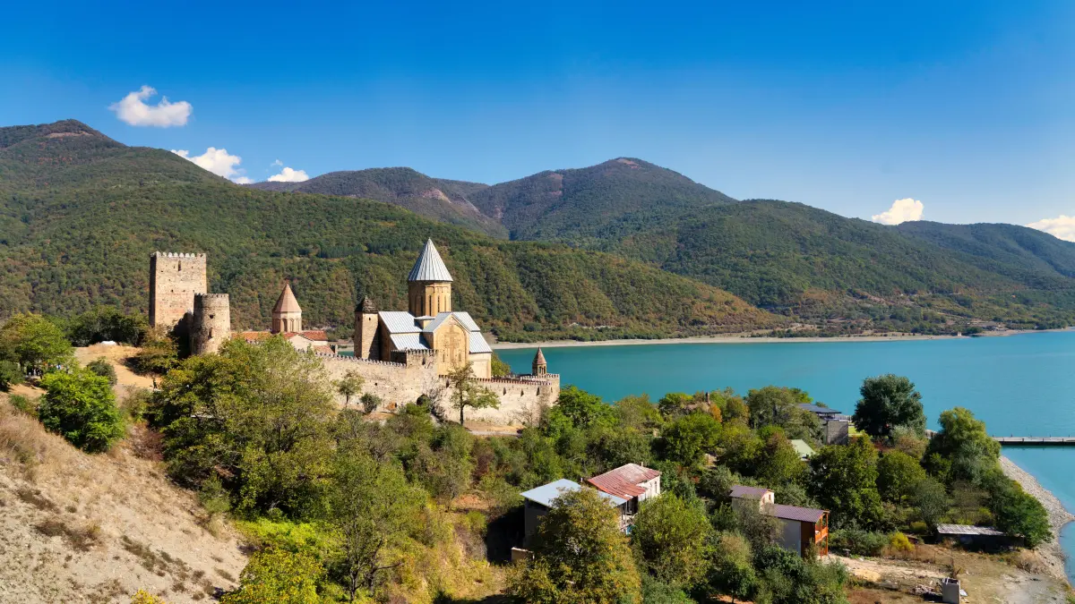 Keine Reise nach Georgien ohne einen Fotostopp an der Klosterfestung Ananuri – eines der bekanntesten Motive des Landes
