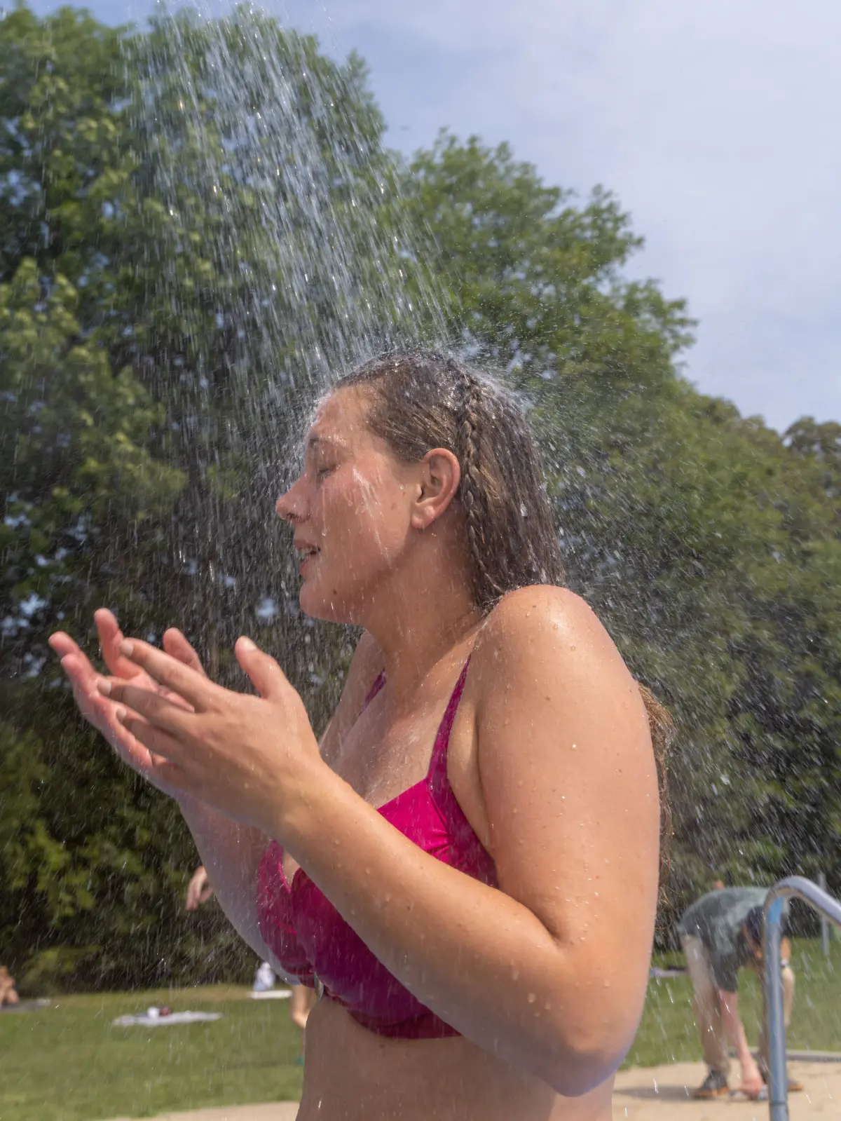 Vor dem Baden sollte man sich einmal kurz abbrausen, etwas Wasser über Arme, Beine und Rumpf spritzen oder sehr langsam hineingehen.