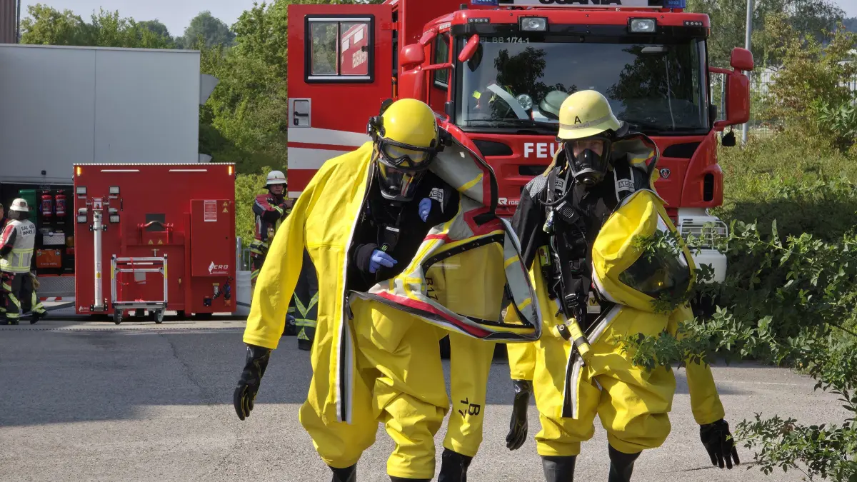 Die Feuerwehr Herrenberg wurde gegen 15:50 Uhr zur naechst in die Marie-Curie-Strasse ins Industriegebit nach Herrenberg-Gueltstein aufgrund einer starken Geruchsbelaestigung, bei der Erkundung wurde dann wenig spaeter in einem Chemiebetrieb in der Hertzstrasse eine Chemiesche Reaktion Epoxidharz festgestellt. Dies hatte zufolge das die Alarmstufe gegen 16:15 Uhr erhoeht wurde und der Unweltschutzzug der Feuerwehr Herrenberg an Einsatzstelle beordert wurde. Da sich die Lage aber zu jeder zeit verschlimmern koennte, wurde kurze Zeitspaeter das Alarmstichwort erneut erhoeht durch diese erhoehung wurden weitere Einsatzkraefte aus dem Landkreis Boeblingen nach Herrenberg entsand. Darunter der Stellvertretende Kreisbrandmeister Rainer Just aus Sindelfingen und der Umweltschutzzug Sued das Landkreis Boeblingen aus Boeblingen. Das Industriegebiet wurde vorsorglich Evakuiert. Mit speziellen Chemikalienschutzanzuegen wurde duch die Feuerwehr der Behaelter mit dem Epoxidharz gekuehlt. Als dieser soweit gekuehlt war, wurde er durch die Werksfeuerwehr Mercedes-Benz aus Sindelfingen in einen Speziellen Abrohlbehaelter verbracht und dieser wurde mit Wasser geflutet. Es gab eine leicht verletzte Person.<br />
Im Einsatz waren neben der Feuerwehr Herrenberg, die Feuerwehren aus Boeblingen,Sindelfingen,Gaeufelden,Bondorf und Nufringen, des weiteren waren die Werksfeuerwehren Mercedes-Benz Sindelfingen und Bosch Renningen im Einsatz. Der Rettungsdienst und die Ortsvereine Herrenberg,Oeres Gaeu und Kuppingen waren zur Absicherung der Feuerwehr im Einsatz. Die Polizei war mit zwei Steifen im Einsatz. In Summe waren 29 Einsatzfahrzeuge und weit ueber 100 Einsatzkraefte im Einsatz.