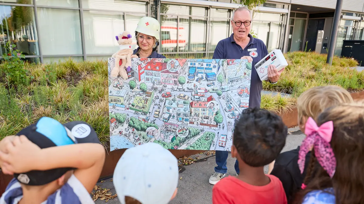 17.07.2026, Fellbach: DRK für Notfalluebungen in KiTa, DRK Mitarbeitende in der Kita Zwergenzügle, Arbeit mit den Kindern.
No model release. Kein Einverständnis für Werbung, keine Weitergabe an Dritte.
(Fotograf & Urheber: Jan Potente, mobil +491782133550)