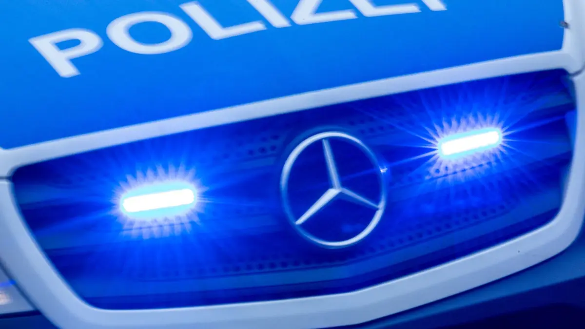Polizei: ARCHIV - 10.02.2024, Mecklenburg-Vorpommern, Rostock: Ein Einsatzfahrzeug der Polizei fährt mit Blaulicht durch die Innenstadt. (zu dpa: «Einbrecher durchbricht mit Auto Glastür von Einkaufszentrum») Foto: Jens Büttner/dpa +++ dpa-Bildfunk +++