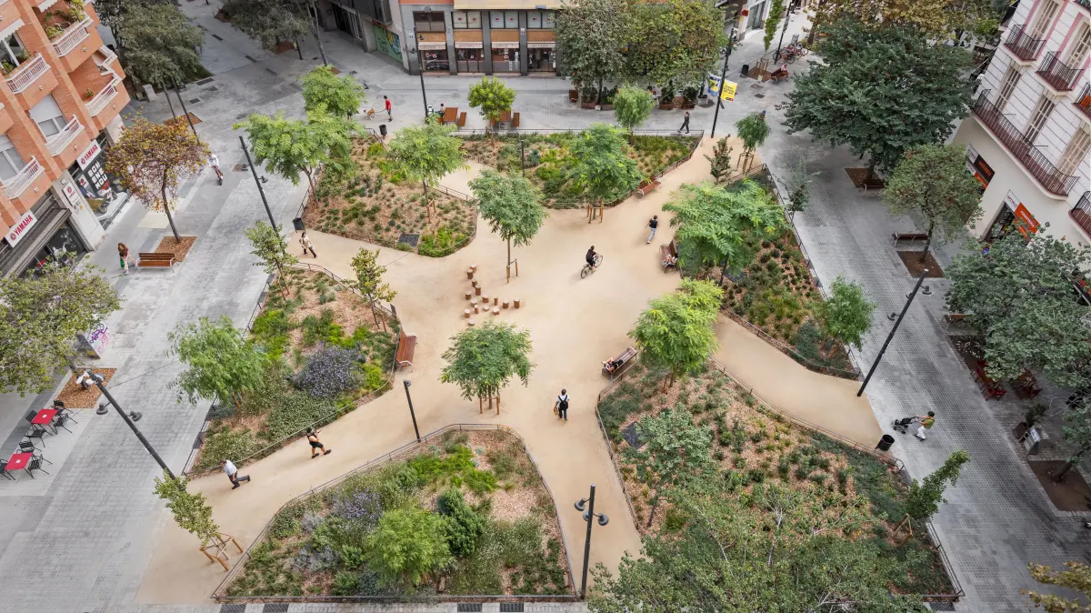 Rocafort Square in Barcelona, 08014 arquitectura: eine entsiegelte, begrünte Platzfläche im Eixample in Barcelona als Teil des Eixos-Verds-Netzes.