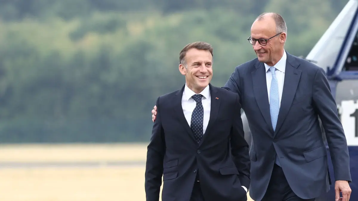 Deutsch-Französischer Verteidigungs- und Sicherheitsrat: 17.07.2026, Nordrhein-Westfalen, Nörvenich: Emmanuel Macron (l), Präsident von Frankreich, und Bundeskanzler Friedrich Merz (CDU) bei der Ankunft auf dem Fliegerhorst. Bundeskanzler Friedrich Merz (CDU) und der französische Präsident Emmanuel Macron leiten die Sitzung des Deutsch-Französischen Verteidigungs- und Sicherheitsrats auf dem Fliegerhorst Nörvenich. (Wiederholung mit verändertem Bildausschnitt) Foto: Rolf Vennenbernd/dpa +++ dpa-Bildfunk +++