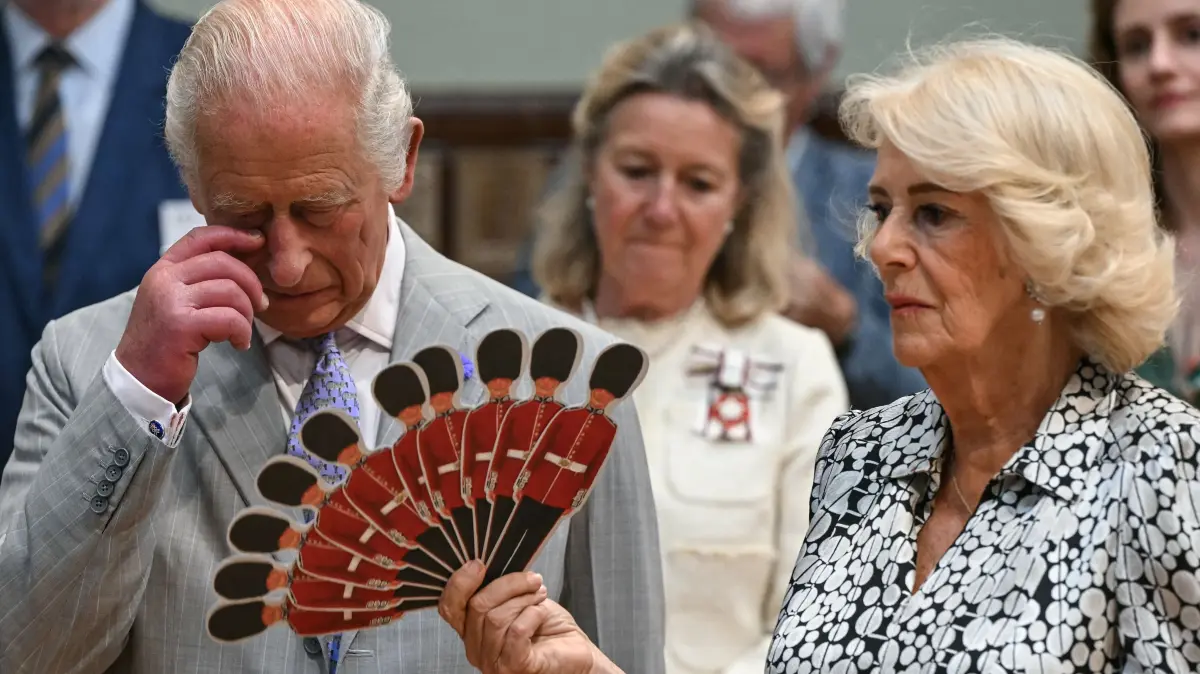 Königin Camilla fächelt König Charles III. Luft zu, während sie Mitte Juli 2026 einer Aufführung der Dorset Opera lauschen.