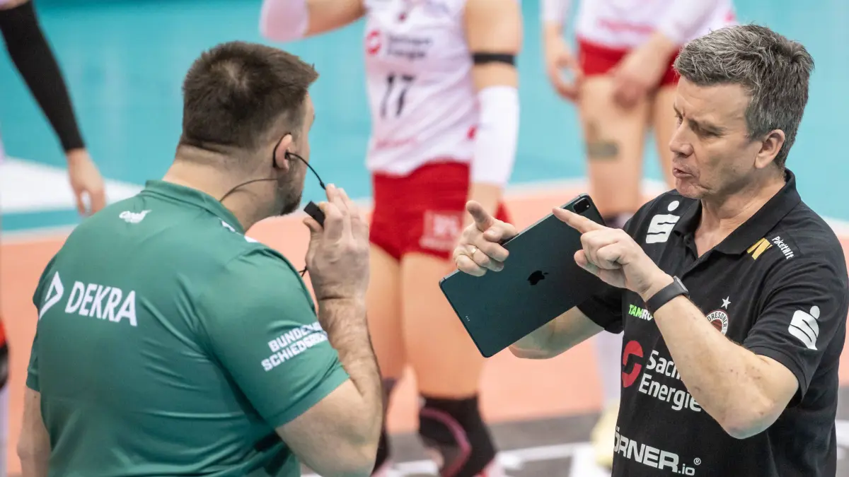 Alexander Waibl Trainer Dresdner SC mit Unparteiischen / GER, Allianz MTV Stuttgart - Dresdner SC, Volleyball Bundesliga, VBL, Spielzeit 2024/2025, 30.01.2025 GER, Allianz MTV Stuttgart - Dresdner SC, Volleyball Bundesliga, VBL, Spielzeit 2024/2025, 30.01.2025 Stuttgart *** Alexander Waibl Coach Dresdner SC with referees GER, Allianz MTV Stuttgart Dresdner SC, Volleyball Bundesliga, VBL, 2024 2025 season, 30 01 2025 GER, Allianz MTV Stuttgart Dresdner SC, Volleyball Bundesliga, VBL, 2024 2025 season, 30 01 2025 Stuttgart Copyright: xSandyxDinkelackerx EP_SDR