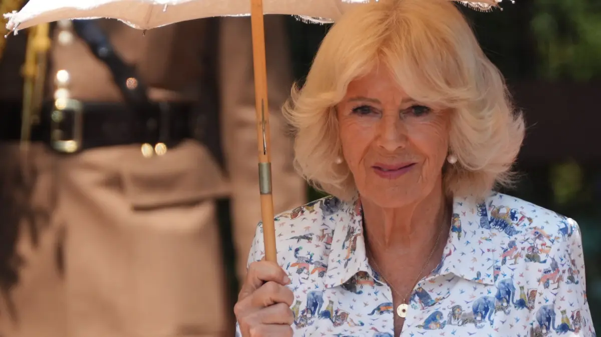 Königin Camilla bei einem Besuch am Penguin Beach im Londoner Zoo im Juli 2026.