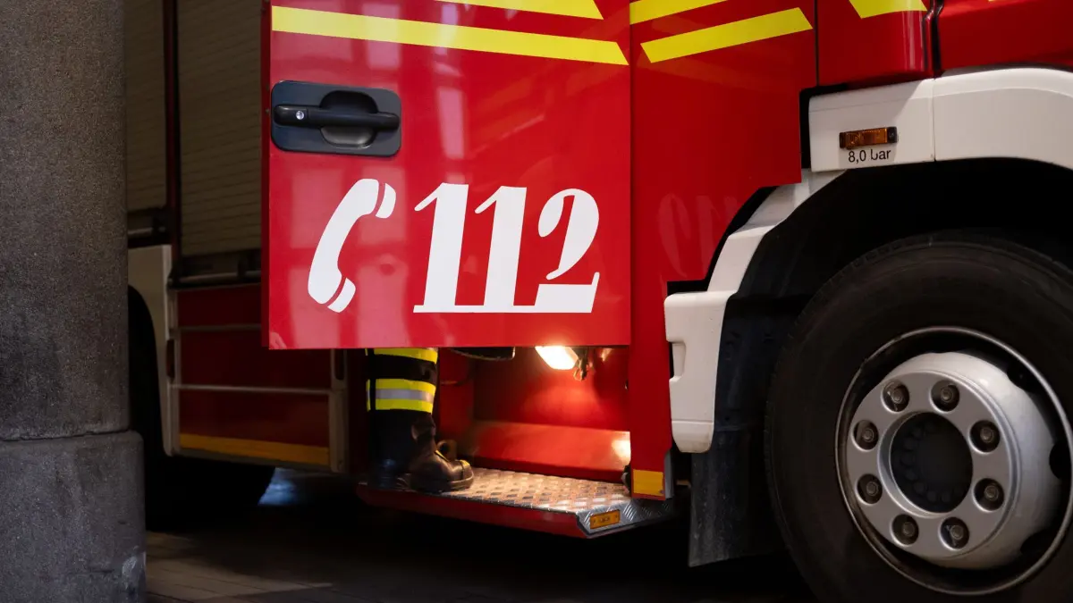 Feuerwehr - Symbolbild: ARCHIV - 05.02.2024, Bayern, München: Ein Fahrzeug der Berufsfeuerwehr (Symbolbild). (zu dpa: «Blitz entfacht Hausbrand – Millionenschaden befürchtet») Foto: Niklas Treppner/dpa +++ dpa-Bildfunk +++