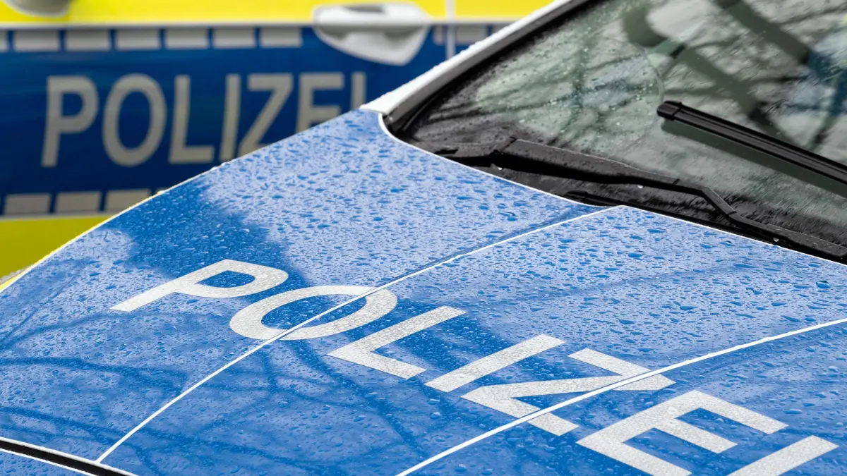 Zwei Messerangriffe in Kreuzberg: ARCHIV - 22.03.2024, Brandenburg, Trebbin: Der Schriftzug «Polizei» auf der Kühlerhaube eines Autos, aufgenommen während einer Verkehrskontrolle an der Berliner Straße. (zu dpa: «Zwei Männer am Görlitzer Park mit Messer verletzt») Foto: Soeren Stache/dpa +++ dpa-Bildfunk +++