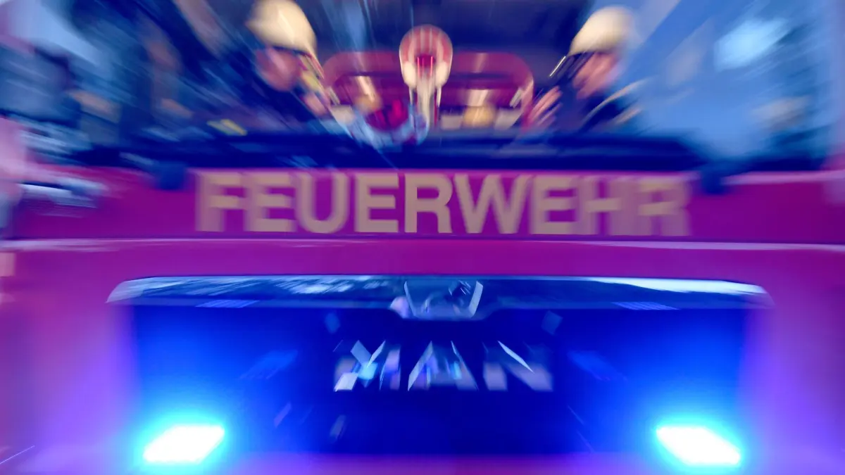 Feuerwehr birgt Pferd aus Fluss: ARCHIV - 17.07.2019, Schleswig-Holstein, Aukrug-Homfeld: Feuerwehrmänner sitzen in ihrem Fahrzeug. (zu dpa: «Feuerwehr birgt Pferd aus Fluss») Foto: Carsten Rehder/dpa +++ dpa-Bildfunk +++