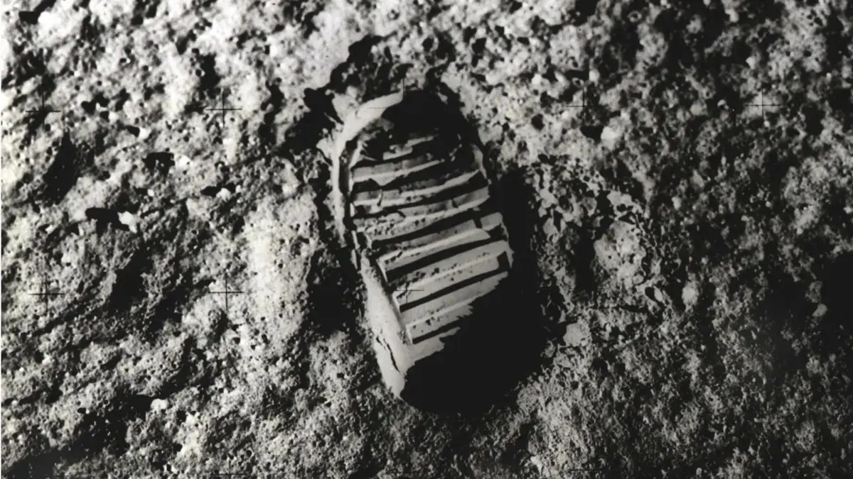 „. . . Ein großer Schritt für die Menschheit“ sagte US-Astronaut Neil Armstrong, nachdem er und Edwin Aldrin als erste Menschen am 21. Juli 1969 den Mond betreten hatten. Ein Fußabdruck auf der weichen Mondoberfläche zeugt von dem historischen Ereignis.