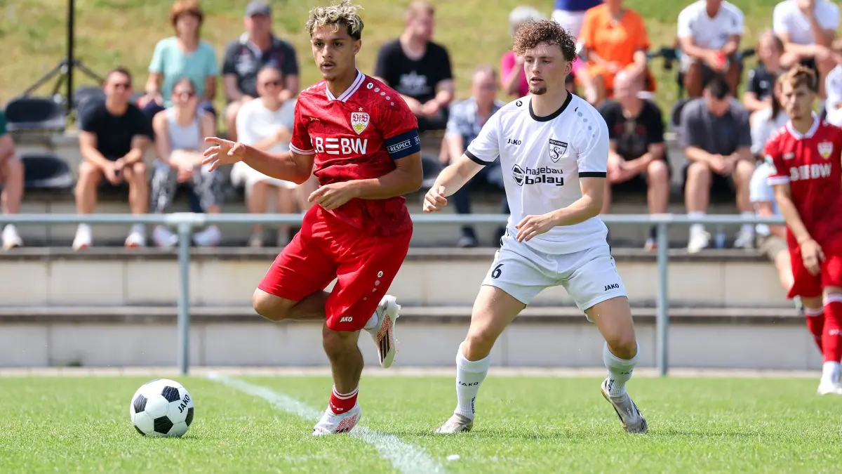 Fußball SKV Rutesheim vs. VfB Stuttgart U19 : BAU // 18.07.2026, Deutschland, Rutesheim, Fußball A-Junioren Bundesliga, Saison 2026/2027,
Fußball Testspiel, SKV Rutesheim vs. VfB Stuttgart U19, v.l. Massimo Di Benedetto (VfB), Marcel Held (SKV)