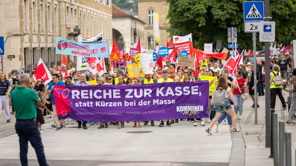 Demo „Kommunen am Limit“: Stuttgart, Baden-Württemberg, 18.07.2026:
Die Gewerkschaft ver.di ruft zur Demo unter dem Titel „Kommunen am Limit“ in der Stuttgarter Innenstadt auf.
Im Bild: Frontbanner
Notiz: No model release. Kein Einverständnis für Werbung, keine Weitergabe an Dritte.