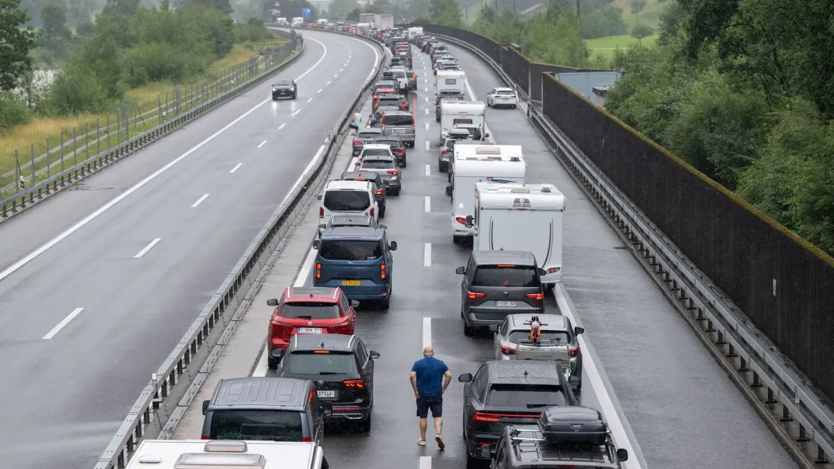 Im Kanton Uri staut sich der Verkehr vorm Gotthard: 18.07.2026, Schweiz, Goeschenen: Auf der Autobahn A2 in Richtung Süden staut sich der Gotthard-Ferienreiseverkehr zwischen Göschenen und Erstfeld auf mehreren Kilometern Länge. Foto: Urs Flueeler/KEYSTONE/dpa +++ dpa-Bildfunk +++