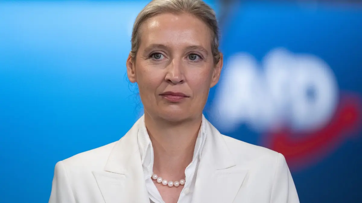 Alice Weidel: ARCHIV - 05.07.2026, Thüringen, Erfurt: Alice Weidel, AfD-Bundesvorsitzende, steht auf dem Bundesparteitag der AfD in der Messe Erfurt in einem TV-Studio. (zu dpa: «Weidel: Spahns «Glaubwürdigkeit endgültig zerstört»») Foto: Sebastian Kahnert/dpa +++ dpa-Bildfunk +++