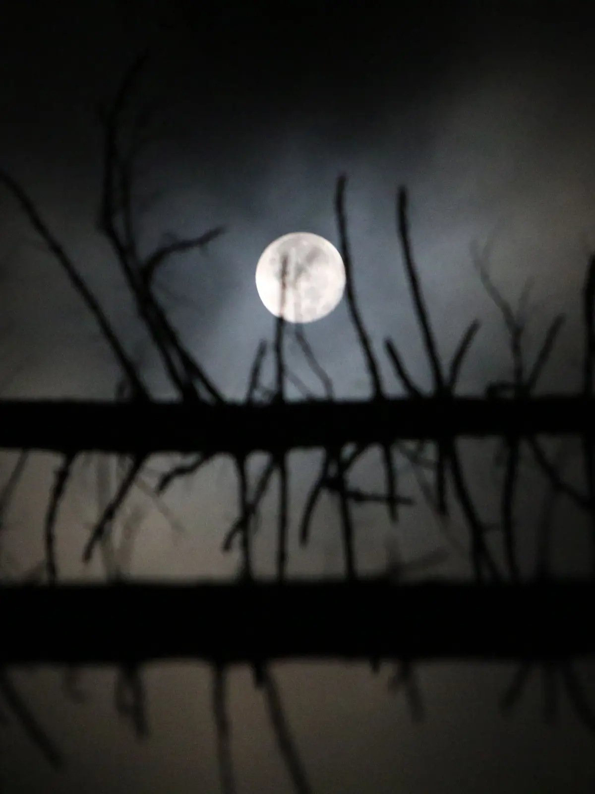 Der Mond scheint nach einem Sturmtief Ignatz hinter den Wolken im Oberharz.