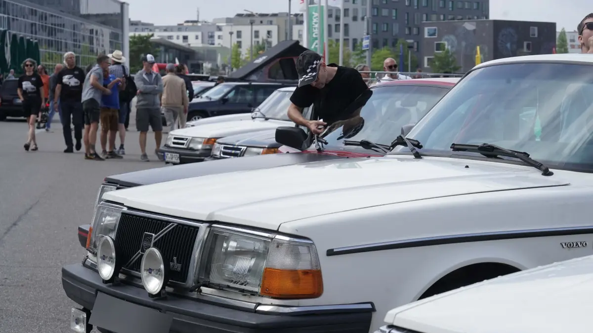Boeblingen Motorworld Motor Treff am Flugfeld, schwedische Automobil Kultur Volvo oder Saab beide marken sind Willkommen bis 17.00 Uhr Mehrere Hundert Fahrzeuge sind schon da. Sie kommen aus ganz Deutschland und aus dem Ausland. Heute ist Schweden in der Ueberzahl.
Foto Andreas Rosar Fotoagentur-Stuttgart 19.07.2026 Kennezeichen muessen nicht geblendet werden.