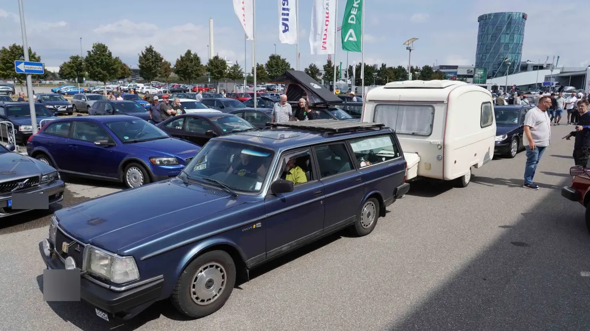 Boeblingen Motorworld Motor Treff am Flugfeld, schwedische Automobil Kultur Volvo oder Saab beide marken sind Willkommen bis 17.00 Uhr Mehrere Hundert Fahrzeuge sind schon da. Sie kommen aus ganz Deutschland und aus dem Ausland. Heute ist Schweden in der Ueberzahl.
Foto Andreas Rosar Fotoagentur-Stuttgart 19.07.2026 Kennezeichen muessen nicht geblendet werden.