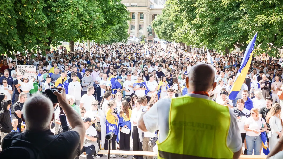 Demo der Stuttgart Srebrenica. Gedenkinitiative e.V. Schweigemarsch für das Gedenken an die Opfer von Srebrenica und Aufklärung der Geschehnisse während des Genozids - Schlossplatz: Demo der Stuttgart Srebrenica. Gedenkinitiative e.V. Schweigemarsch für das Gedenken an die Opfer von Srebrenica und Aufklärung der Geschehnisse während des Genozids - Schlossplatz