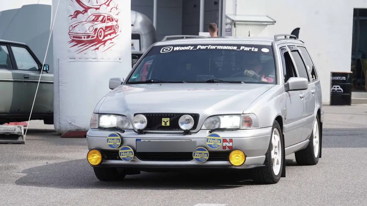 Boeblingen Motorworld Motor Treff am Flugfeld, schwedische Automobil Kultur Volvo oder Saab beide marken sind Willkommen bis 17.00 Uhr Mehrere Hundert Fahrzeuge sind schon da. Sie kommen aus ganz Deutschland und aus dem Ausland. Heute ist Schweden in der Ueberzahl.
Foto Andreas Rosar Fotoagentur-Stuttgart 19.07.2026 Kennezeichen muessen nicht geblendet werden.