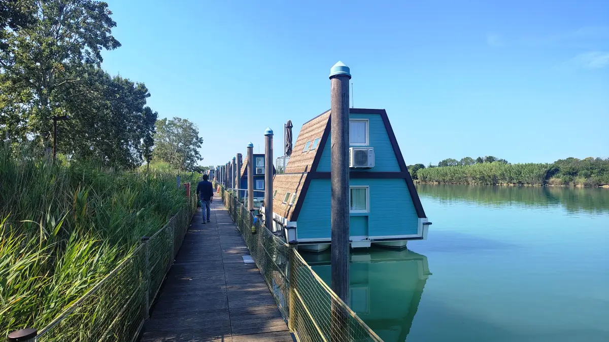 Die Hausboote sollen sich nahtlos in ihre Umgebung einfügen. Also wurden sie nach dem Vorbild der traditionellen „casoni" hiesiger Fischer gestaltet.