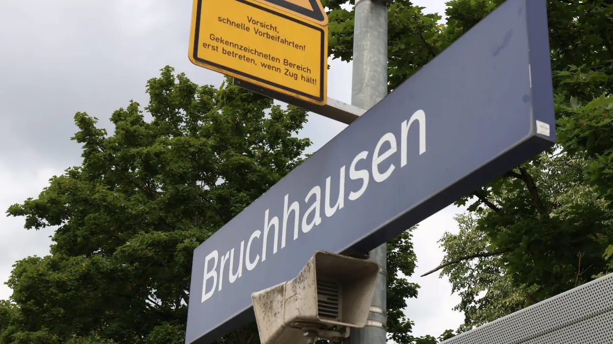 News, Bahnhof Ettlingen-Bruchhausen: 19.07.2026, xsvx, News, Bahnhof Ettlingen-Bruchhausen wo der Angriff auf einen Bahn-Mitarbeiter geschehen ist. Ettlingen-Bruchhausen *** July 19, 2026, xsvx, News, Ettlingen-Bruchhausen Train Station, where the attack on a railway employee took place Ettlingen-Bruchhausen