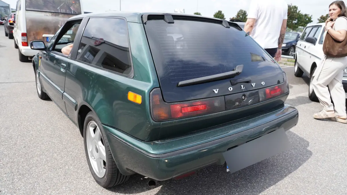 Boeblingen Motorworld Motor Treff am Flugfeld, schwedische Automobil Kultur Volvo oder Saab beide marken sind Willkommen bis 17.00 Uhr Mehrere Hundert Fahrzeuge sind schon da. Sie kommen aus ganz Deutschland und aus dem Ausland. Heute ist Schweden in der Ueberzahl.
Foto Andreas Rosar Fotoagentur-Stuttgart 19.07.2026 Kennezeichen muessen nicht geblendet werden.
