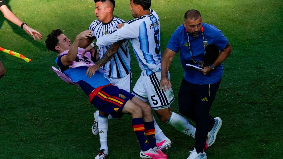 WM 2026 Finale - Spanien - Argentinien: 19.07.2026, USA, East Rutherford: Fußball, Männer, WM 2026, Finale, Spanien - Argentinien, New-York-New-Jersey-Stadion in East Rutherford. Argentiniens Leandro Paredes (2vr) und der Spanier Gavi (l) geraten nach dem Spiel aneinander. Foto: Yuki Iwamura/AP/dpa +++ dpa-Bildfunk +++