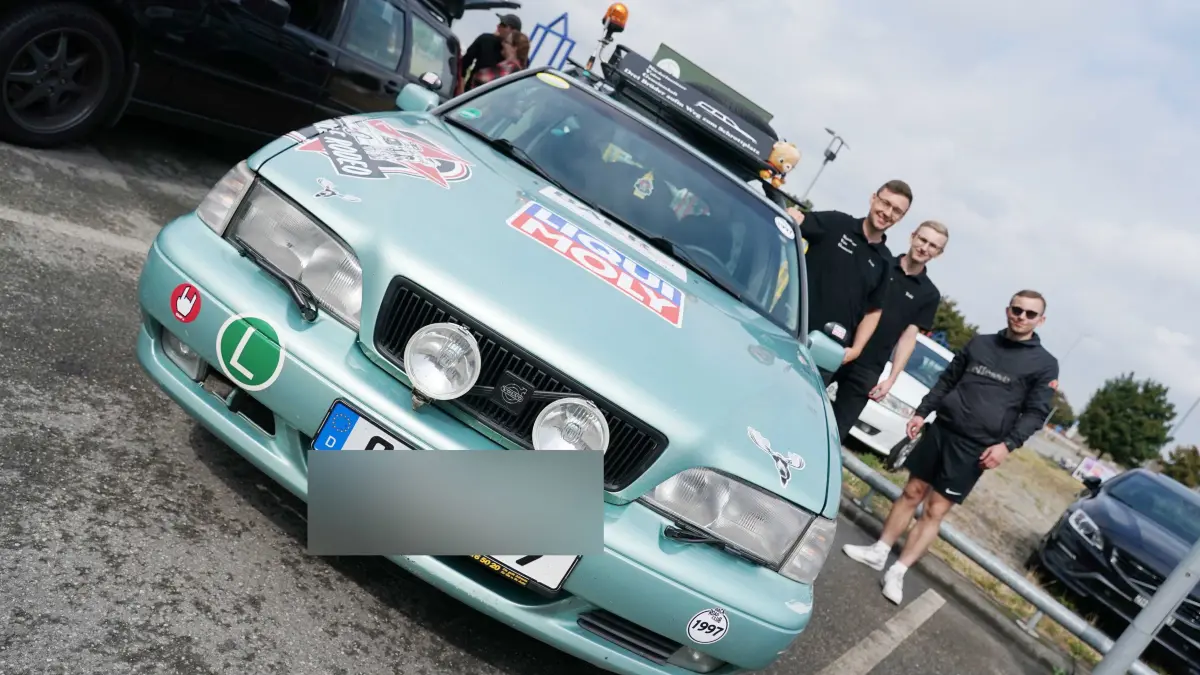 Boeblingen Motorworld Motor Treff am Flugfeld, schwedische Automobil Kultur Volvo oder Saab beide marken sind Willkommen bis 17.00 Uhr Mehrere Hundert Fahrzeuge sind schon da. Sie kommen aus ganz Deutschland und aus dem Ausland. Heute ist Schweden in der Ueberzahl.
Foto Andreas Rosar Fotoagentur-Stuttgart 19.07.2026 Kennezeichen muessen nicht geblendet werden.