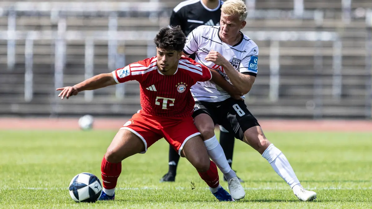 SSV Ulm 1846 Fußball vs FC Bayern München II, Fussball, Freundschaftsspiel, Saisoneröffnung SSV Ulm 1846 Fußball, Donaustadion Ulm 19.07.26: SSV Ulm 1846 Fußball vs FC Bayern München II, Fussball, Freundschaftsspiel, Saisoneröffnung SSV Ulm 1846 Fußball, Donaustadion Ulm 19.07.26 v.l. Maycon Cardozo FC Bayern München II, 20, Per Lockl SSV Ulm 1846 Fußball, 08 SSV Ulm 1846 Fußball vs FC Bayern München II, Fussball, Freundschaftsspiel, Saisoneröffnung SSV Ulm 1846 Fußball, Donaustadion Ulm 19.07.26 Foto: Lucca Fundel Ulm Donaustadion Baden-Württemberg Deutschland *** SSV Ulm 1846 Soccer vs. FC Bayern Munich II, Soccer, Friendly Match, SSV Ulm 1846 Soccer Season Opener, Donaustadion Ulm, July 26, 19, vs. Maycon Cardozo, FC Bayern Munich II, 20, Per Lockl, SSV Ulm 1846 Soccer, 08 SSV Ulm 1846 Soccer vs. FC Bayern Munich II, Soccer, Friendly Match, Season Opener for SSV Ulm 1846 Soccer, Donaustadion Ulm, July 26, 2019, Photo by Lucca Fundel, Ulm, Donaustadion, Baden-Württemberg, Germany