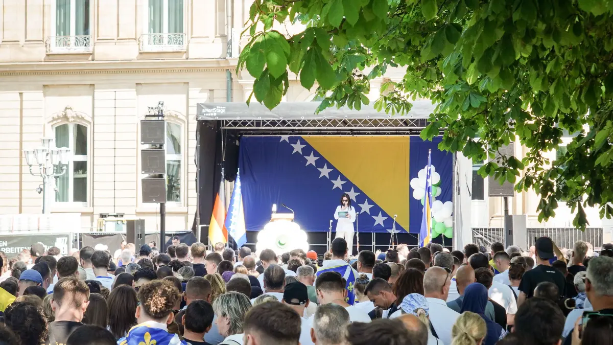 Demo der Stuttgart Srebrenica. Gedenkinitiative e.V. Schweigemarsch für das Gedenken an die Opfer von Srebrenica und Aufklärung der Geschehnisse während des Genozids - Schlossplatz: Demo der Stuttgart Srebrenica. Gedenkinitiative e.V. Schweigemarsch für das Gedenken an die Opfer von Srebrenica und Aufklärung der Geschehnisse während des Genozids - Schlossplatz