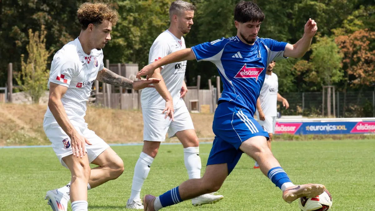 GER, Fussball, VfL Sindelfingen vs. SV Croatia Reutlingen, Testspiel, Saison 2026/2027, 19.07.2027: Mert Asma (SV Croatia Reutlingen, #06), Artan Ademi (VfL Sindelfingen, #07) am Ball
GER, Fussball, VfL Sindelfingen vs. SV Croatia Reutlingen, Testspiel, Saison 2026/2027, 19.07.2027
Foto: Eibner/Carsten Schwering