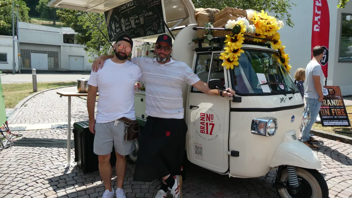 Betreiber Roman Essig (links) mit seinem Bruder am Verkaufswagen.