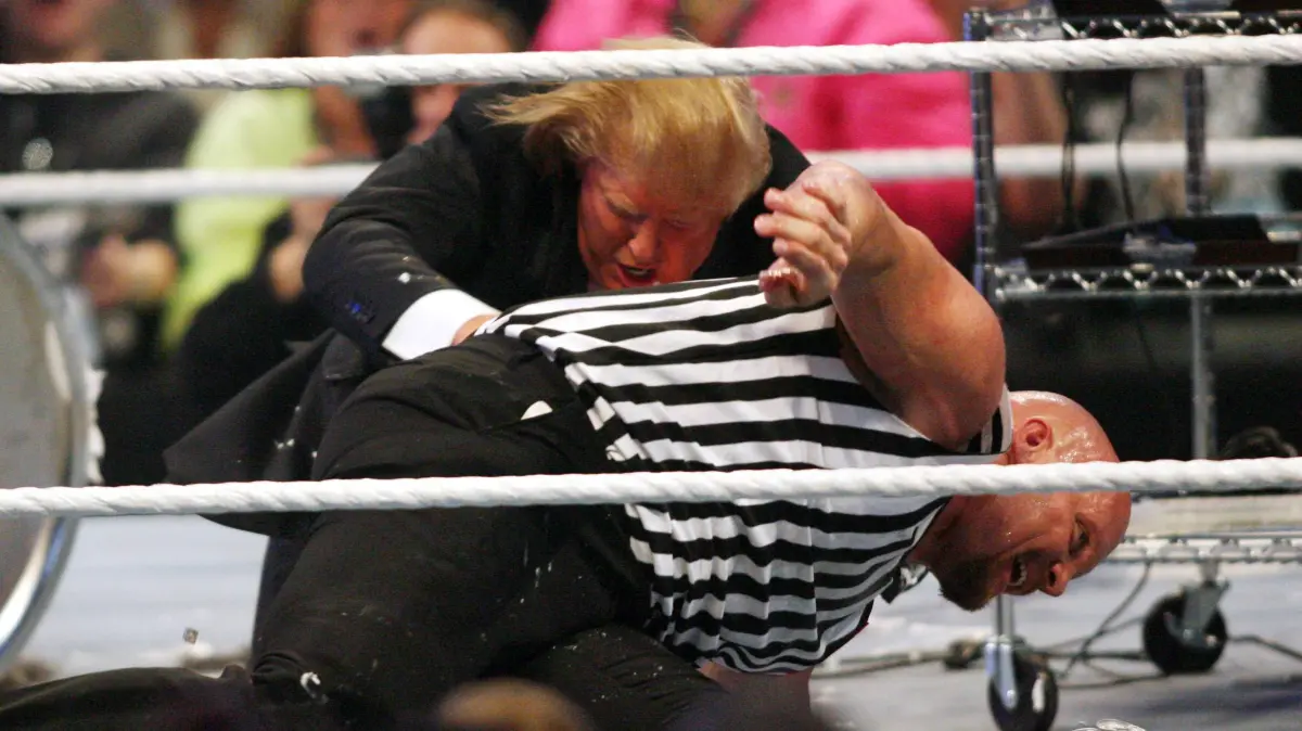 Bildnummer: 02751985 Datum: 01.04.2007 Copyright: imago/UPI Photo
Unternehmer Donald Trump (hi.) knöpft sich bei der Battle of the Billionaires den Ringrichter Stone Cold Steve Austin (beide USA) vor - PUBLICATIONxINxGERxSUIxAUTxHUNxONLY (dep2007040112); Vdig, quer, people, Wirtschaft, Unternehmensführung, Manager, Immobilien, Immobilienwirtschaft, Kampfrichter, Schiri 23. WWE Wrestlemania XXIII 2007, Wrestle Mania, World Entertainment, Raw, Catchen, Catcher, Wrestler Detroit Dynamik, Kampf, Wrestling Herren Einzel USA Gruppenbild Aktion Personen Kurios