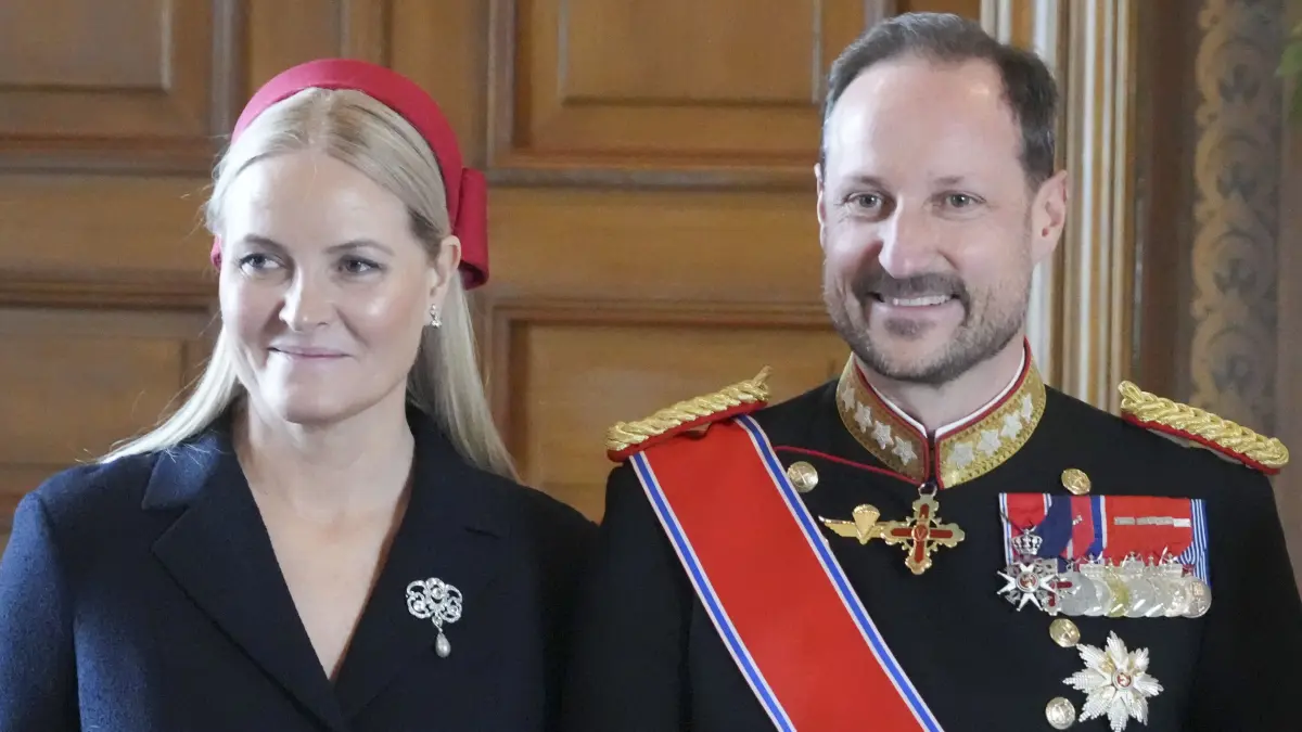 Kronprinz Haakon (r) von Norwegen und Kronprinzessin Mette-Marit im Vogelzimmer des Königlichen Palastes während des offiziellen Staatsbesuchs aus Belgien.